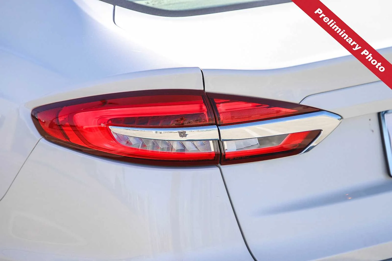 Used 2019 White Platinum Metallic Tri-Coat Ford SEL image 10