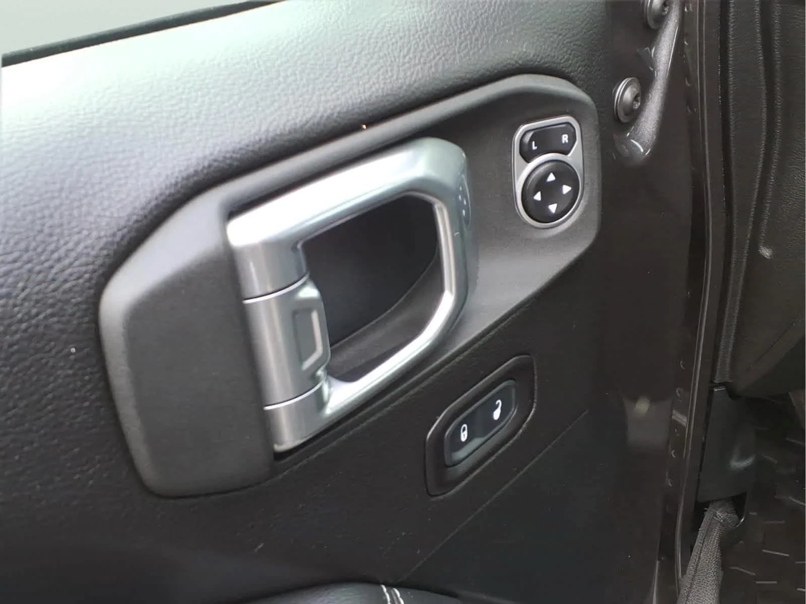 Used 2020 Granite Crystal Metallic Clearcoat Jeep Sahara image 19