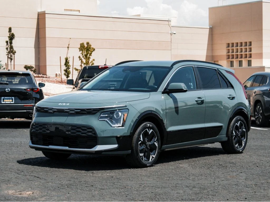 Used 2023 Cityscape Green Kia Wind image 1