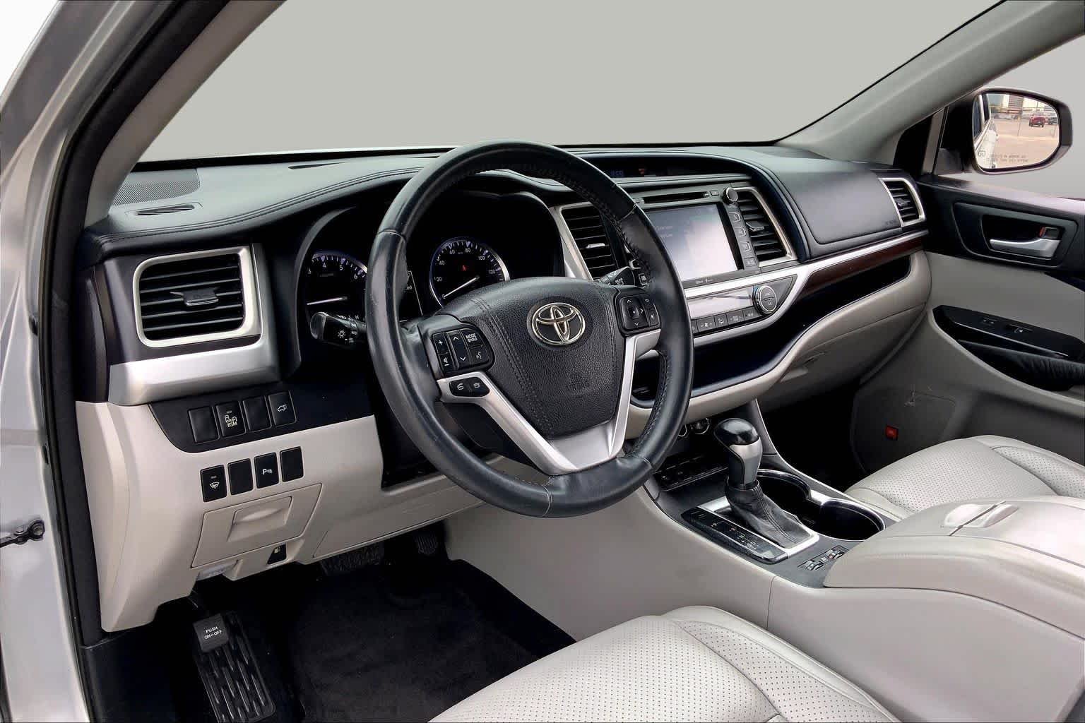 Used 2015 Silver Sky Metallic Toyota Limited image 17