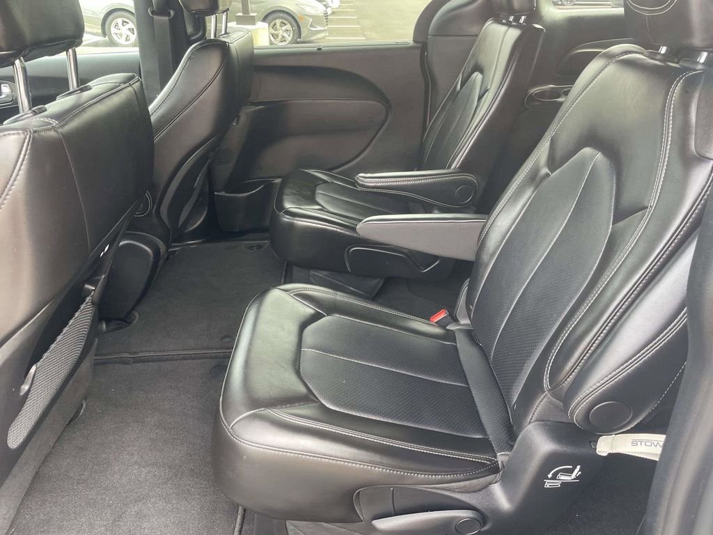 Used 2025 White Chrysler Select image 9