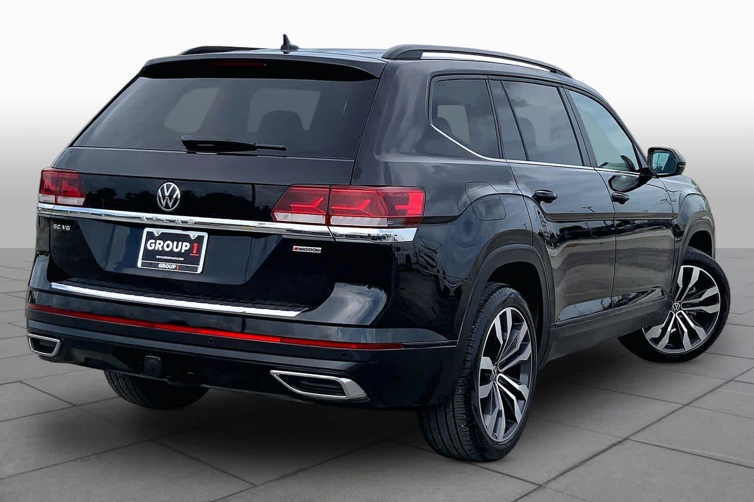 Used 2022 Deep Black Pearl Volkswagen 3.6L V6 SE w/Technology image 13