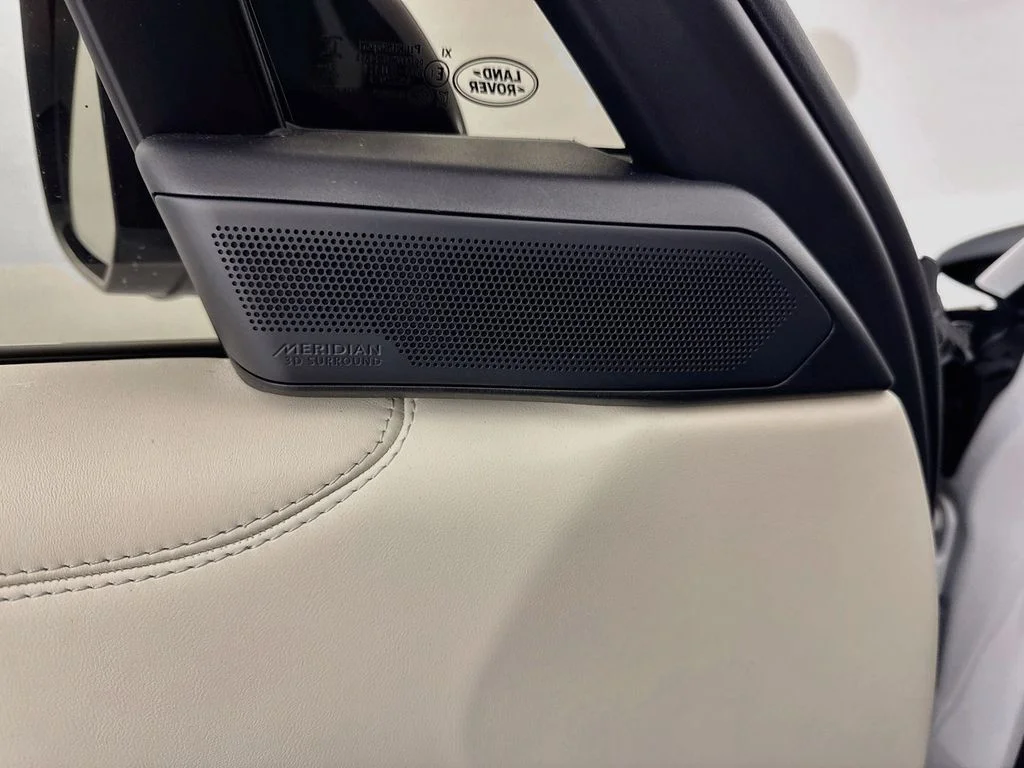 Used 2024 White Land Rover SE image 19