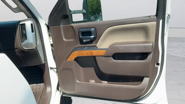 Used 2015 White GMC SLE image 24