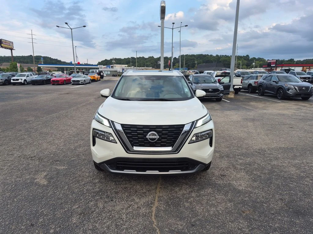 Used 2023 White Nissan SL image 4