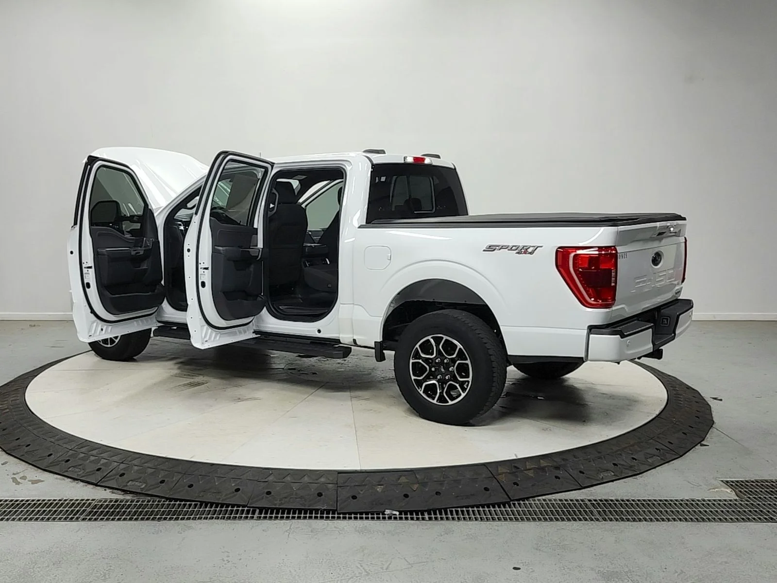 Used 2023 White Ford XLT image 14