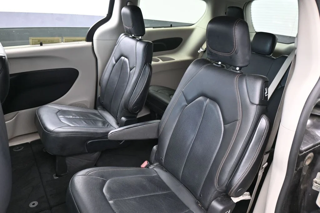 Used 2019 Granite Crystal Metallic Clearcoat Chrysler Touring L image 37
