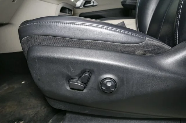 Used 2023 Silver Chrysler Touring L image 39