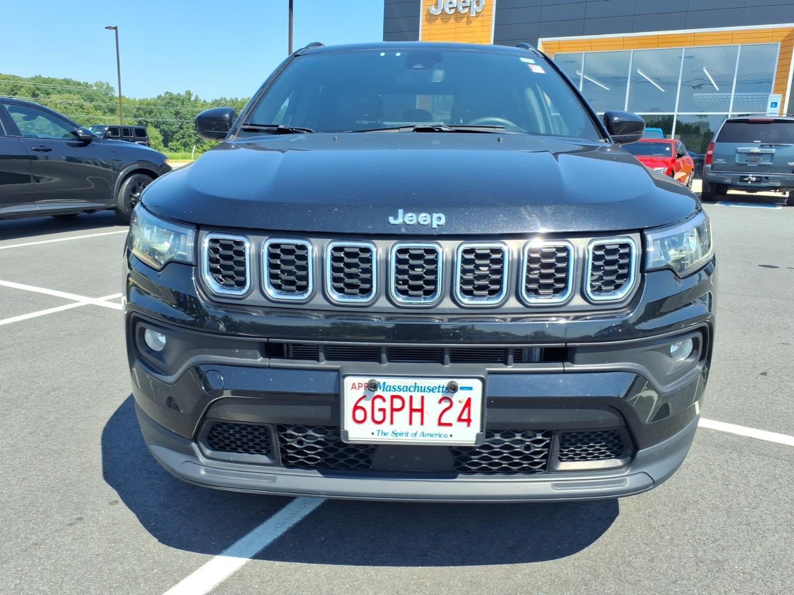 Used 2024 Diamond Black Crystal Pearlcoat Jeep Latitude image 13