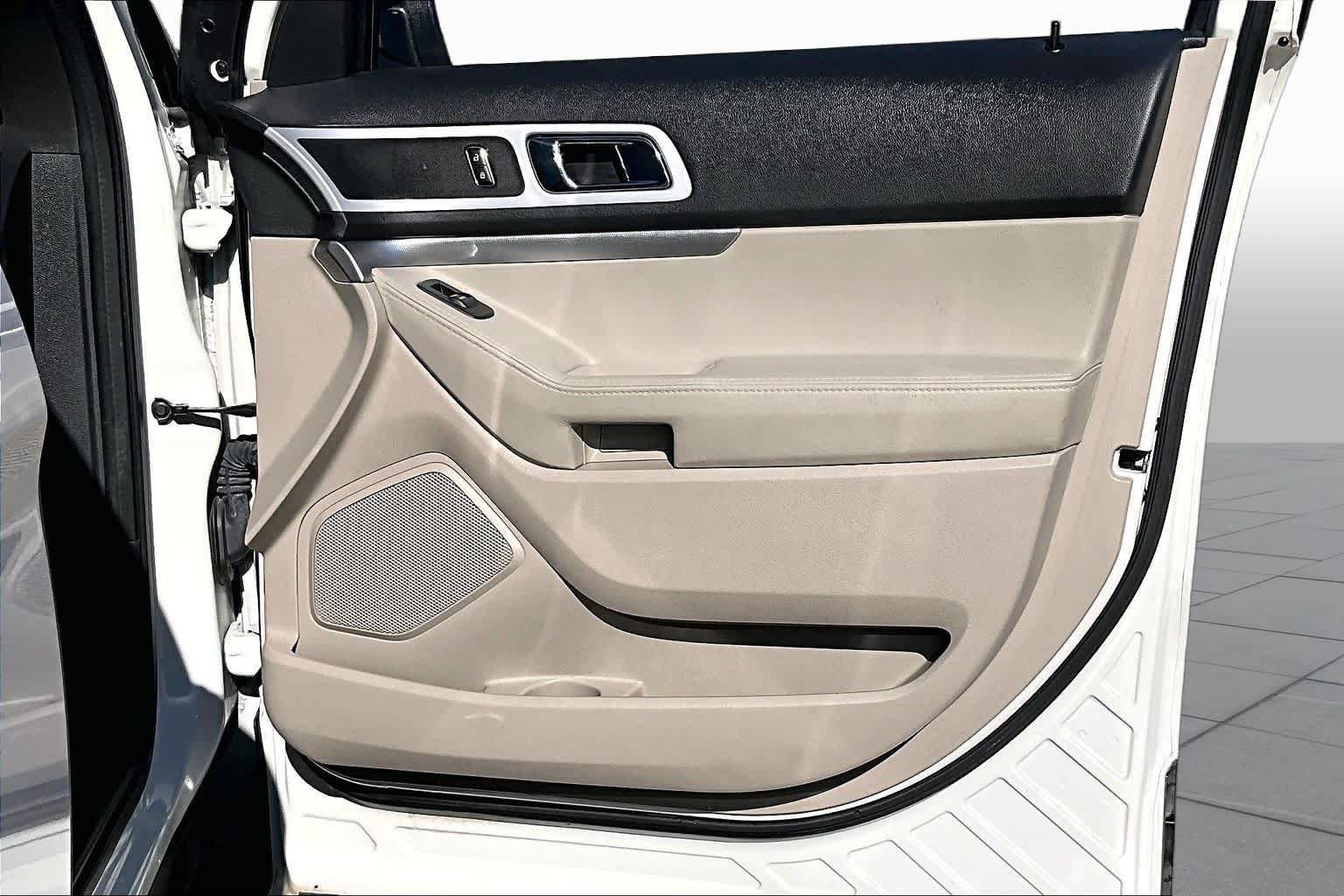Used 2012 White Suede Ford XLT image 21