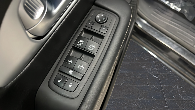Used 2023 Brilliant Black Crystal Pearlcoat Chrysler Touring L image 21