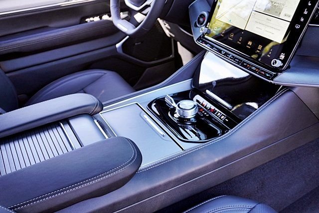 New 2026 Bright White Clear-Coat Exterior Paint Jeep Limited Altitude image 13