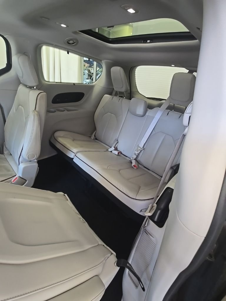 Used 2017 Molten Silver Chrysler Limited image 8