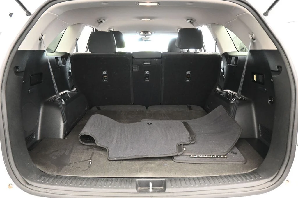 Used 2020 Snow White Pearl Kia LX image 31