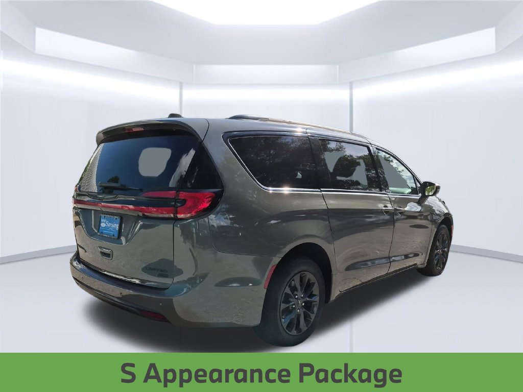 Used 2021 Ceramic Gray Clearcoat Chrysler Limited image 6