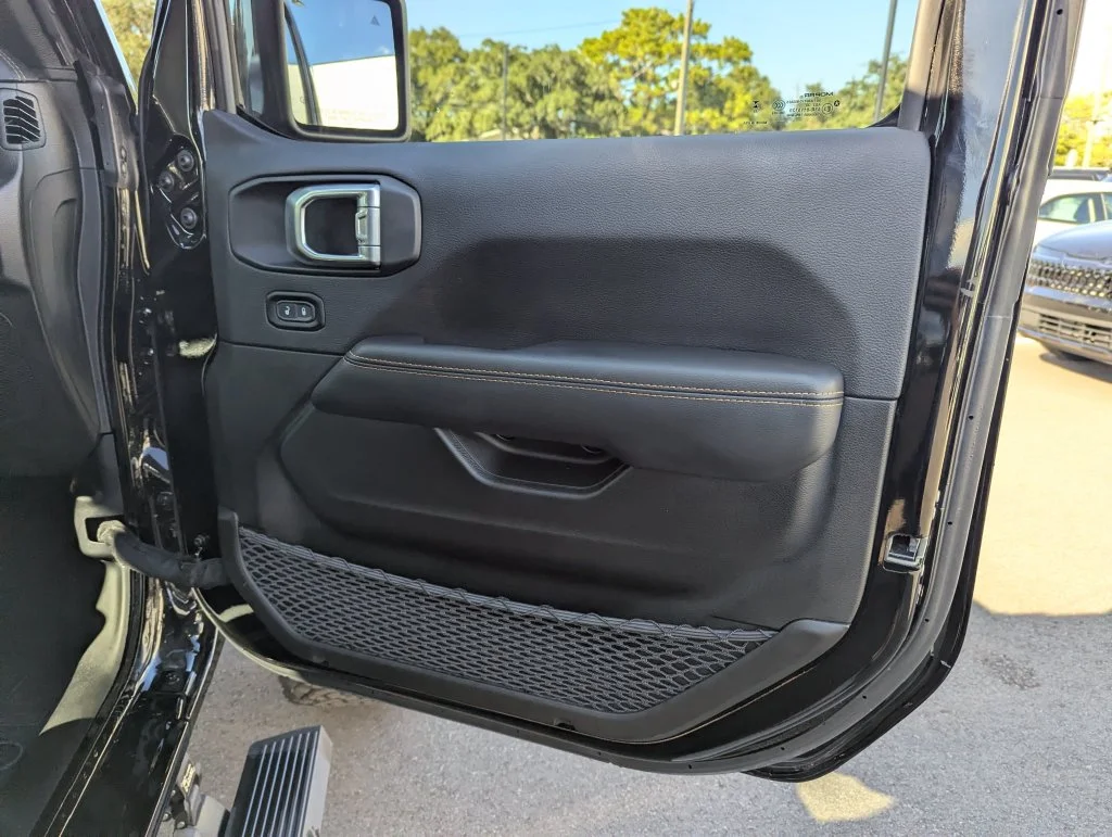 Used 2023 Black Jeep Overland image 32