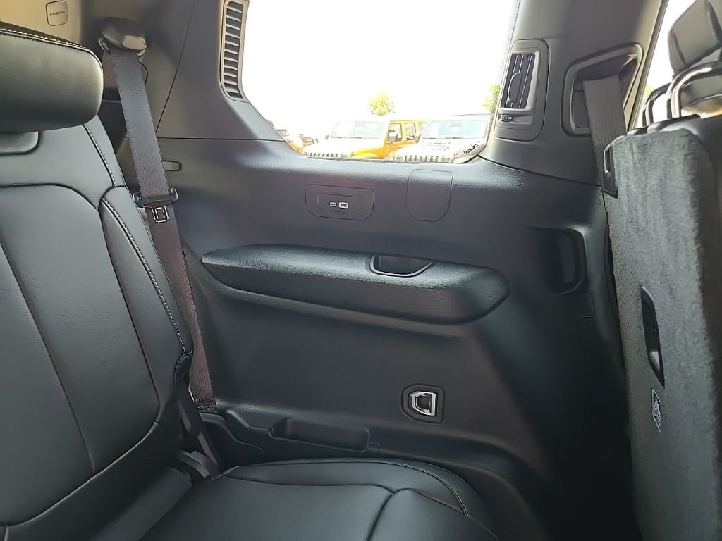 New 2026 Diamond Black Crystal Pearl-Coat Exterior Paint Jeep  image 98