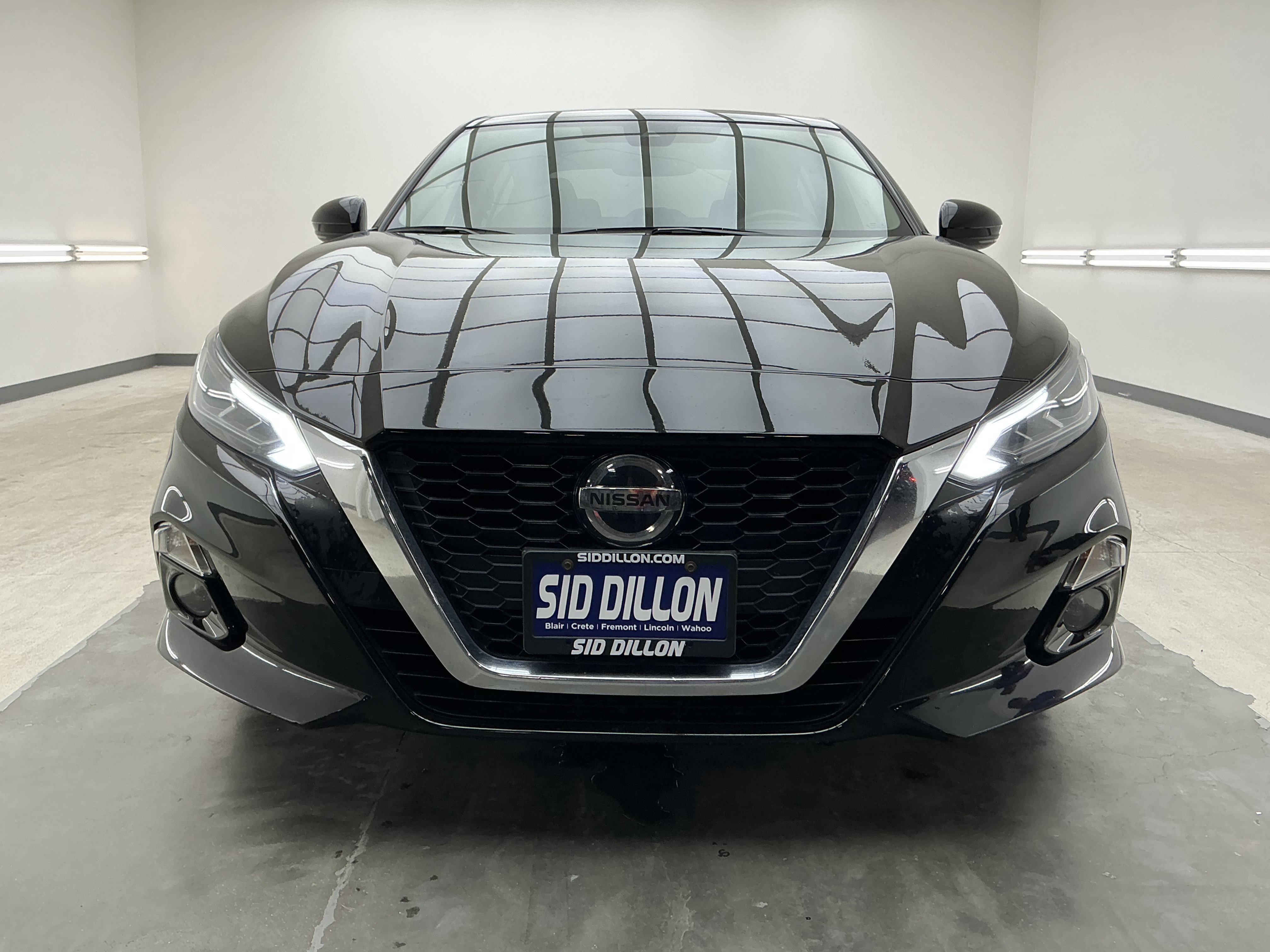Used 2019 Super Black Nissan 2.5 SL image 2