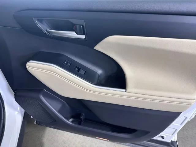 Used 2025 Beige Toyota XLE image 9