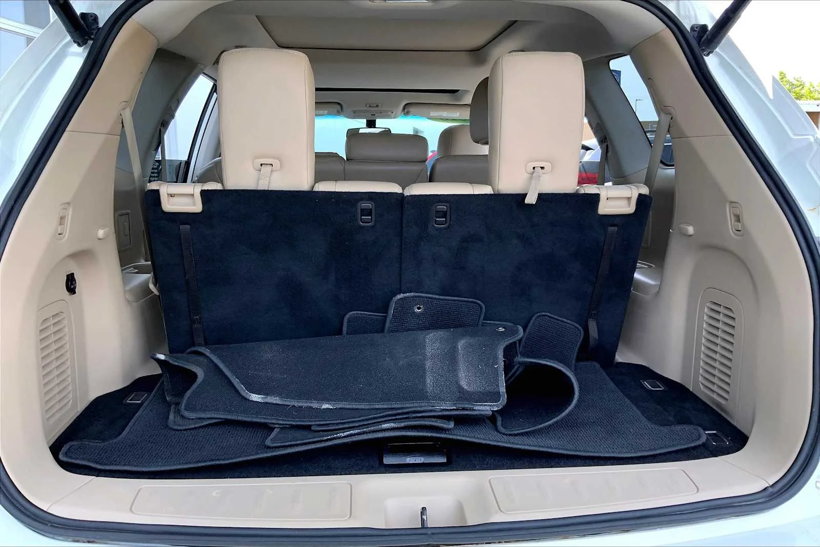 Used 2016 Pearl White Nissan SL image 34