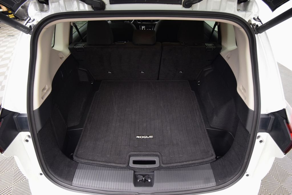 Used 2025 Everest White Pearl Nissan SV image 24