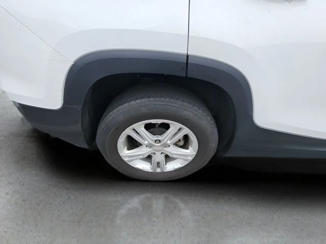 Used 2024 White GMC SLE image 29