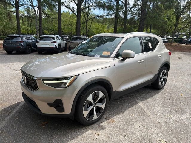 2024 Volvo XC40 B5 Plus Bright Theme
