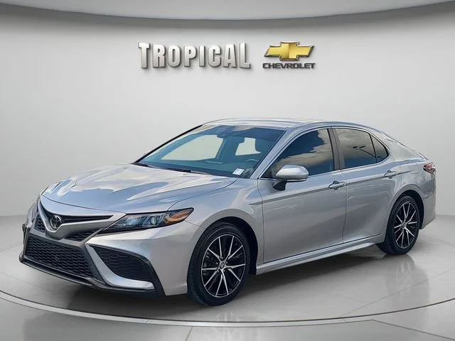 Used 2023  Toyota SE image 1