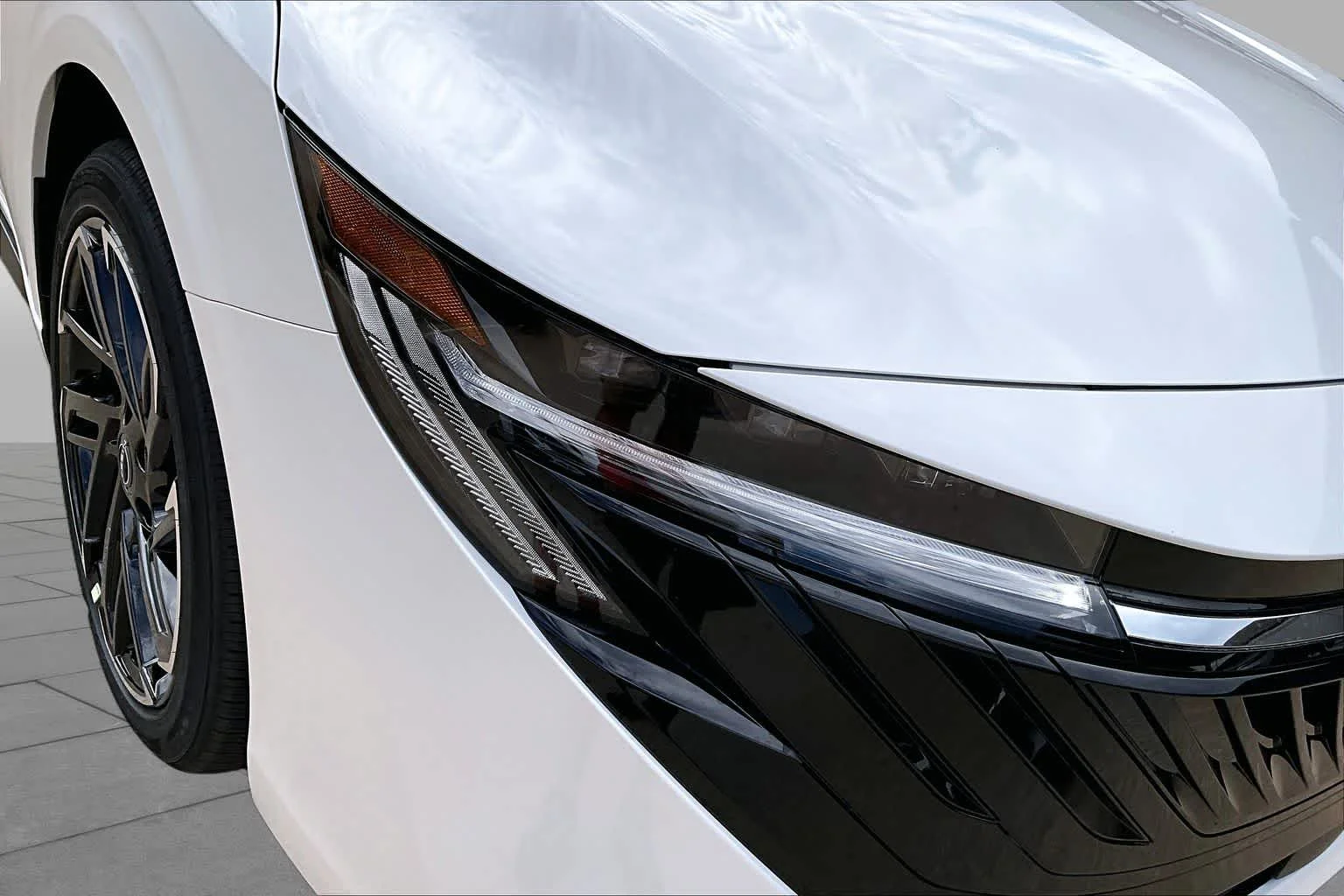 New 2026 Aspen White TriCoat / Super Black Two-tone Nissan SR image 13
