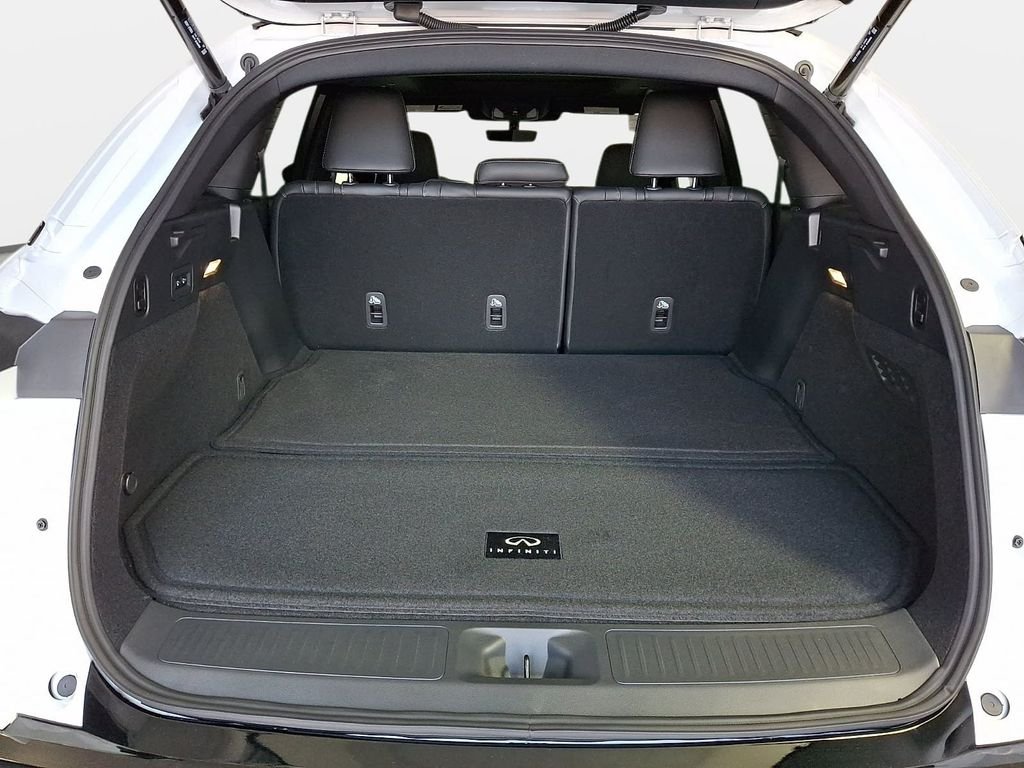 Used 2027 Radiant White INFINITI LUXE image 21