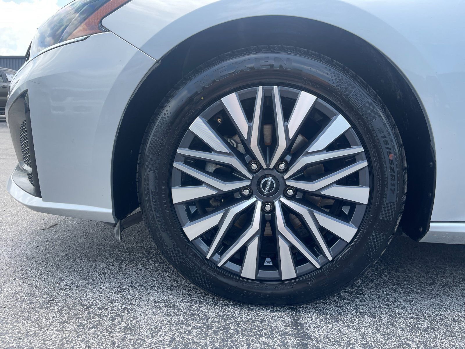Used 2024 Silver Nissan 2.5 SV image 30