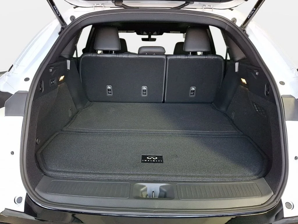 Used 2027 Radiant White INFINITI LUXE image 21