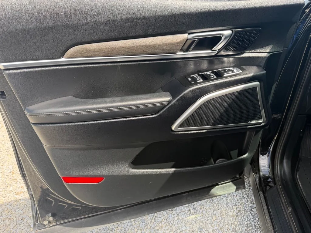 Used 2022 Black Kia EX image 9