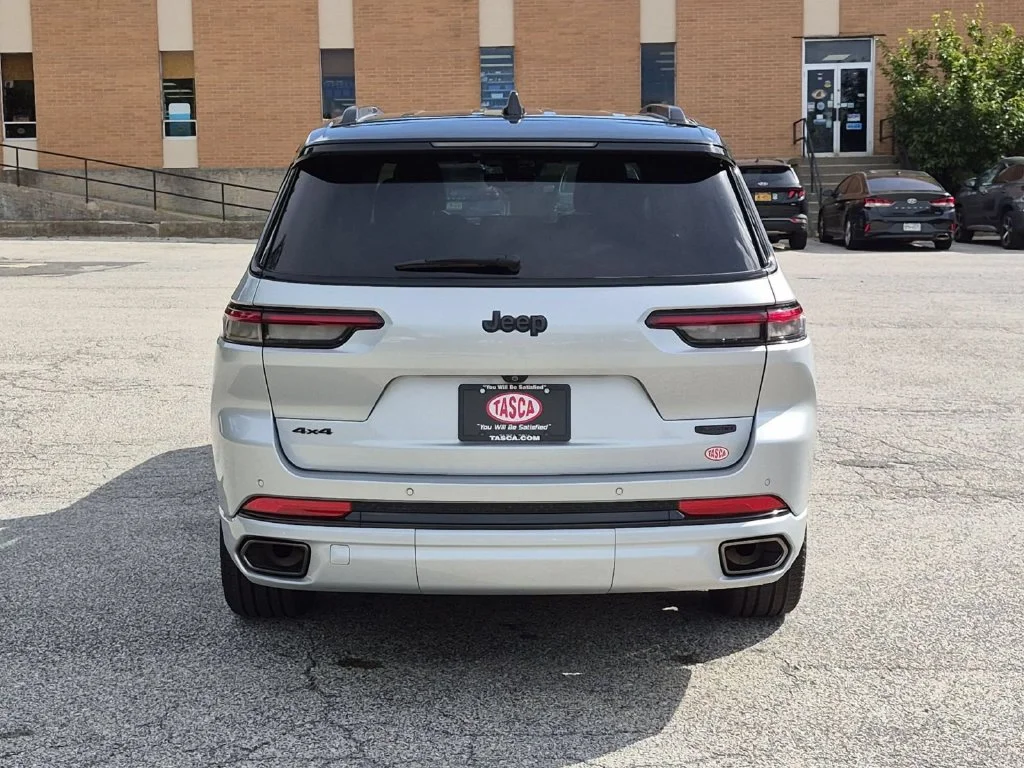 Used 2024 Silver Jeep Summit image 4