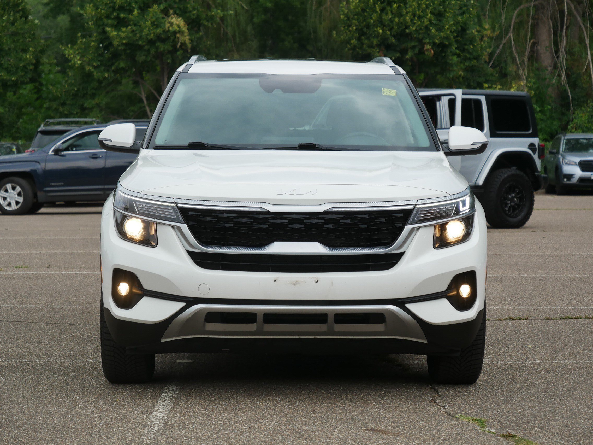 Used 2023 Snow White Pearl Kia EX image 2