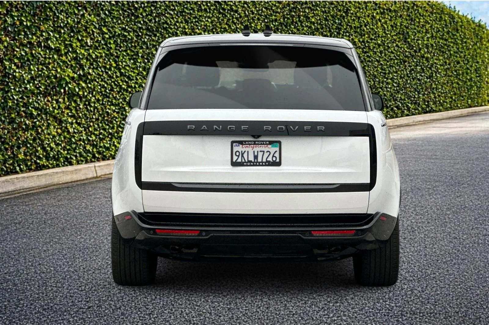 Used 2024 White Land Rover SE image 5