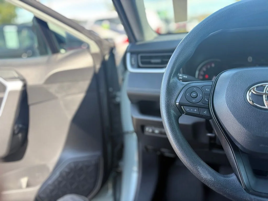 Used 2023  Toyota XLE image 27