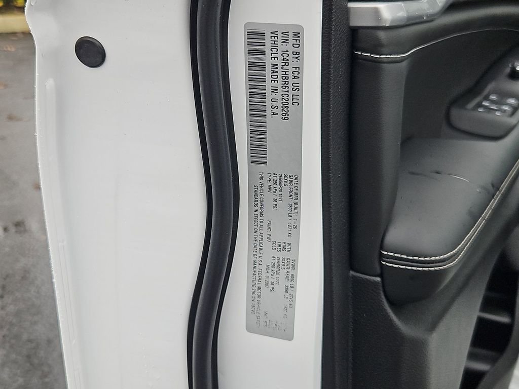 New 2026 Bright White Clear-Coat Exterior Paint Jeep Limited Reserve image 32