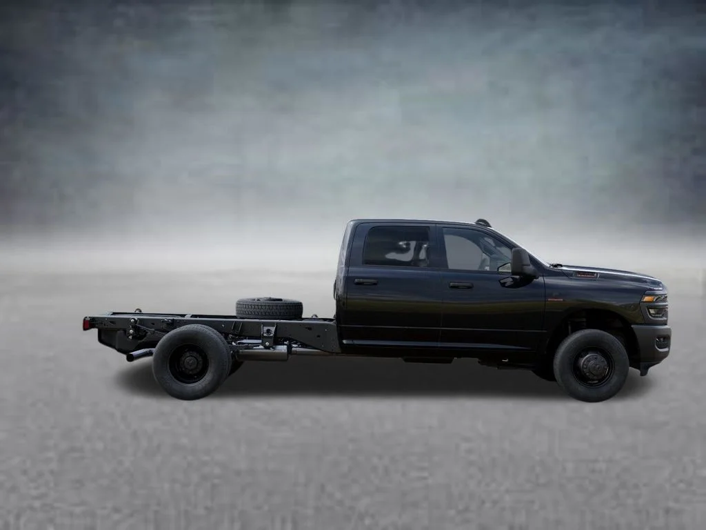 New 2026 Diamond Black Crystal Pearl-Coat Exterior Paint RAM Tradesman image 21