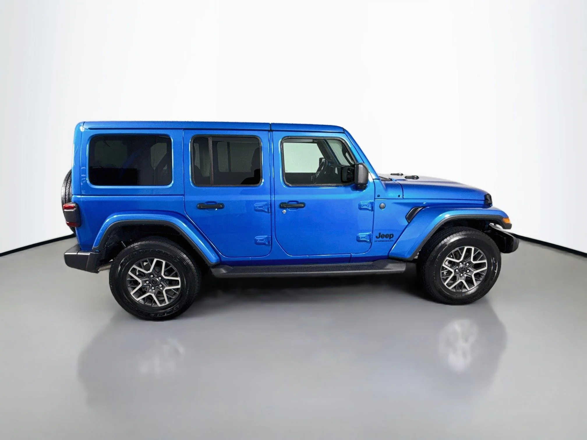 Used 2025 Hydro Blue Pearlcoat Jeep Sahara image 8