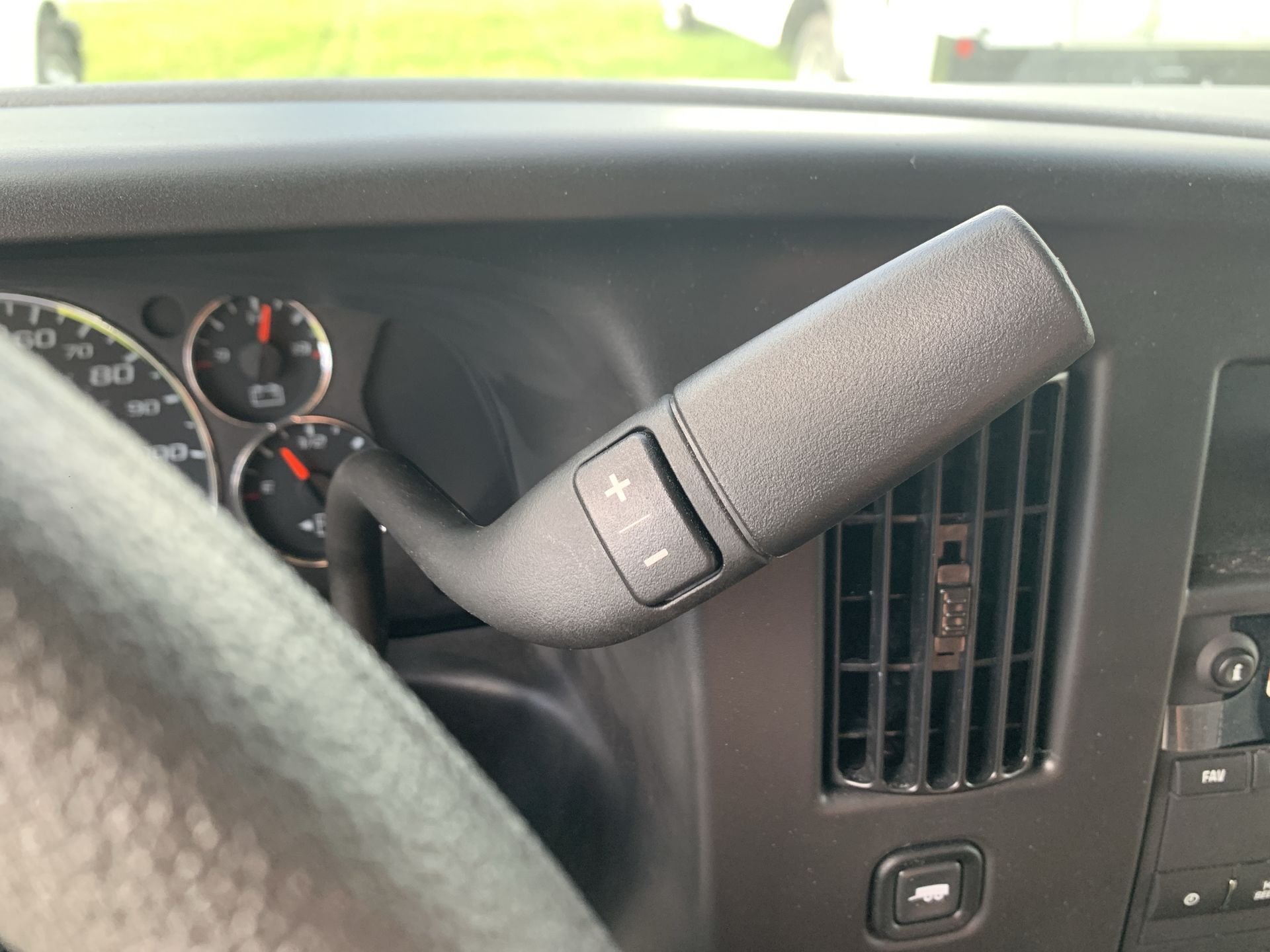 New 2025 Summit White GMC 1WT image 34