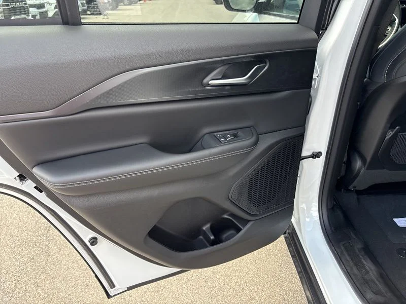 New 2026 Bright White Clear-Coat Exterior Paint Jeep Laredo image 13