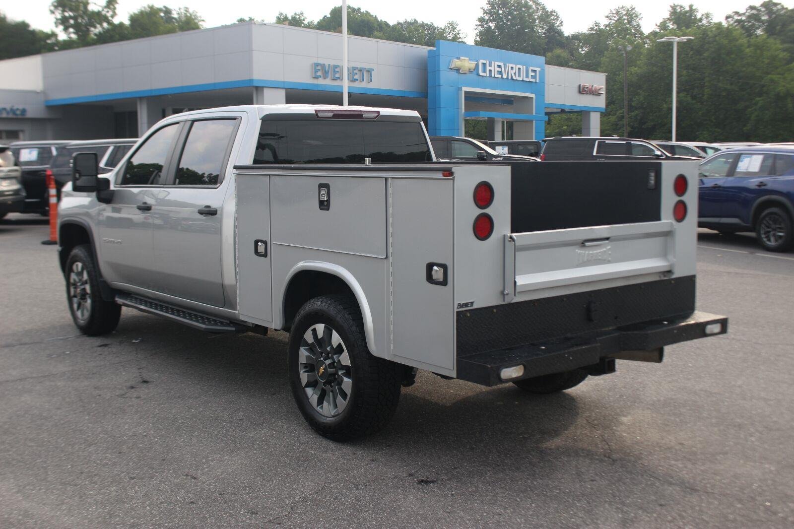Used 2023 Silver Ice Metallic Chevrolet Custom image 6