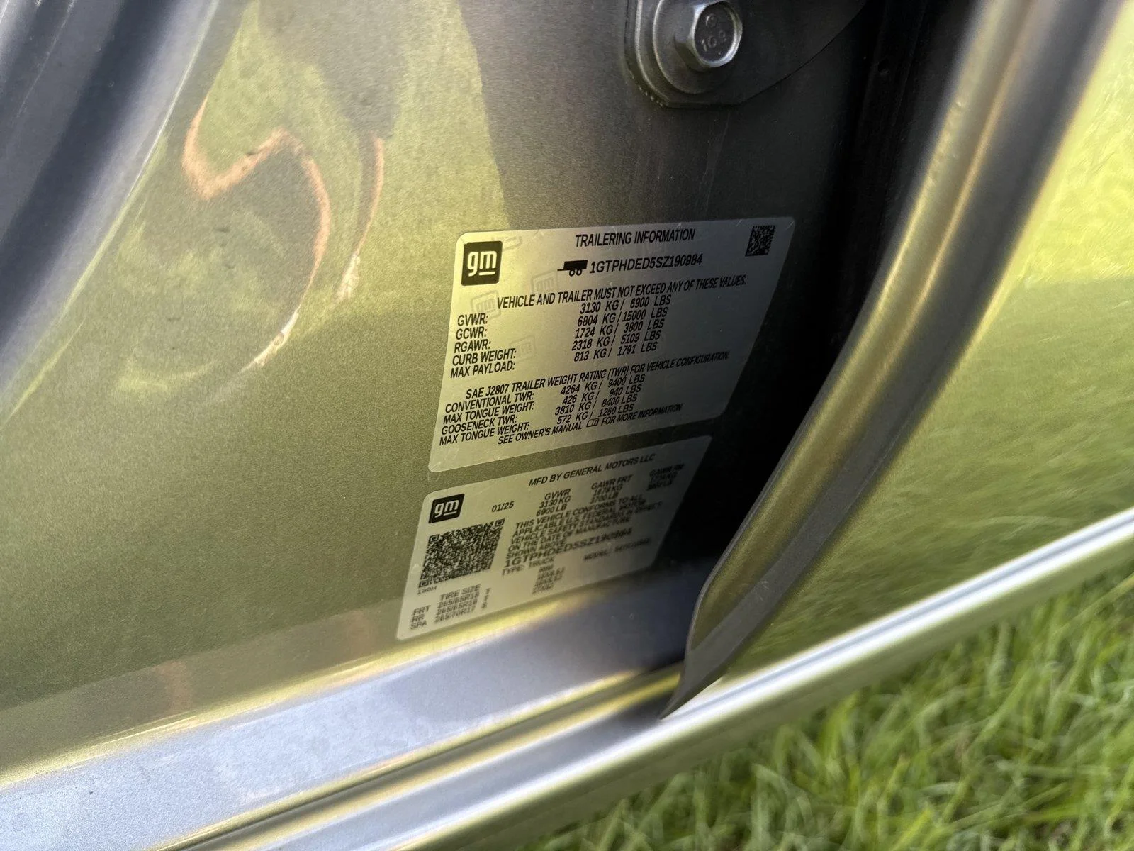 Used 2025 Sterling Metallic GMC SLT image 33