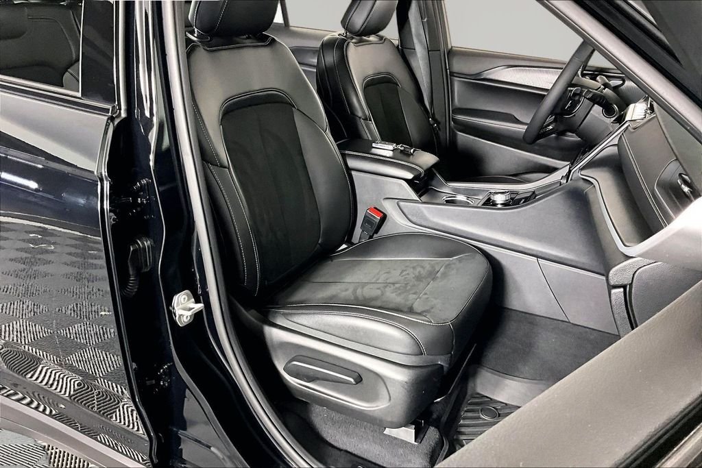 Used 2025 Black Jeep Altitude X image 27