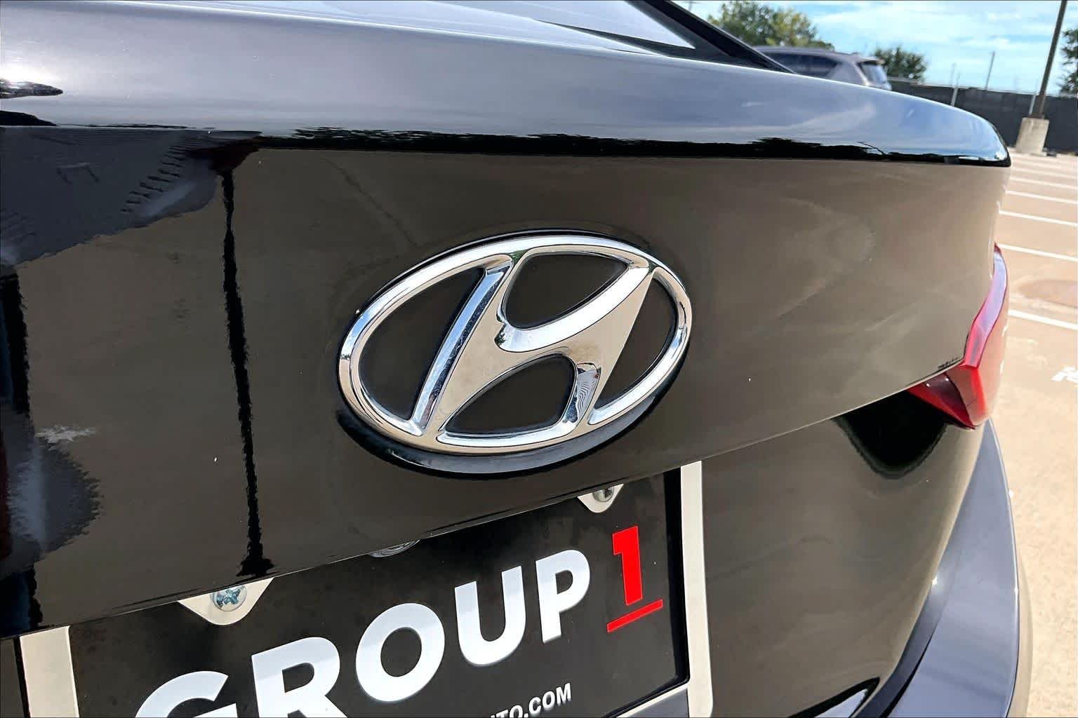 Used 2021 Absolute Black Hyundai SE image 10