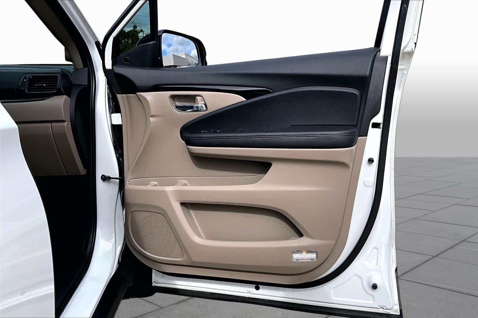 Used 2022 Platinum White Pearl Honda Touring 8-Passenger image 23