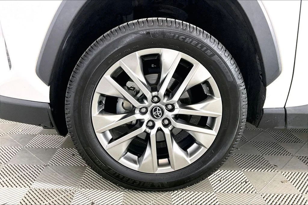 Used 2020 White Toyota XLE Premium image 7