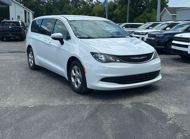 2017 Chrysler Pacifica LX's photo