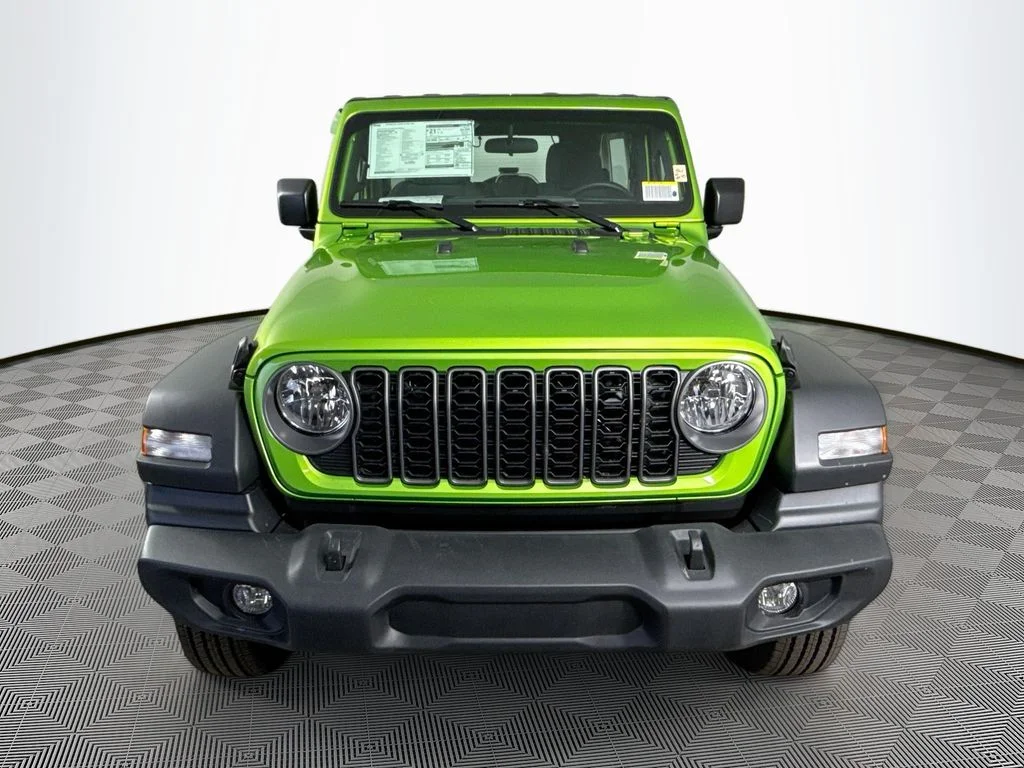 Used 2025  Jeep Sport image 2